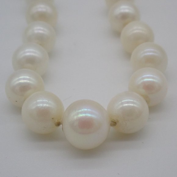 Jewelry - Vintage Graduated white/creamy REAL Pearl necklace.